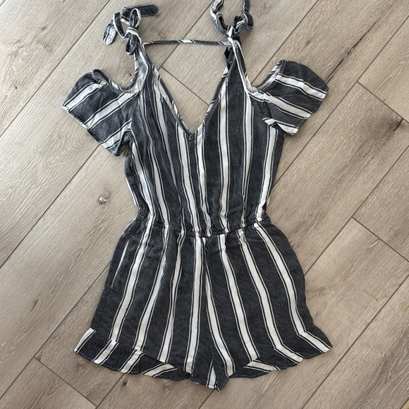 American Eagle Outfitters Black and White Striped Romper size M. - Picture 1 of 7